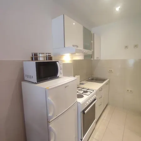 Deni 10 Apartment *